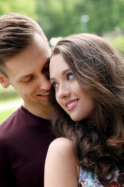 Foto gratuita hermosa pareja en el parque