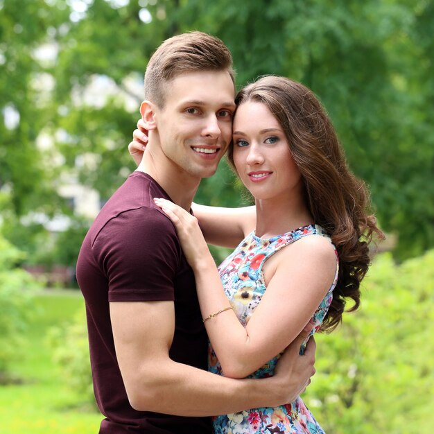 Hermosa pareja en el parque