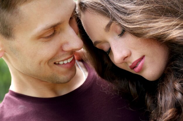 Hermosa pareja en el parque