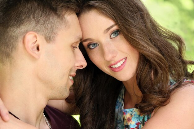 Hermosa pareja en el parque