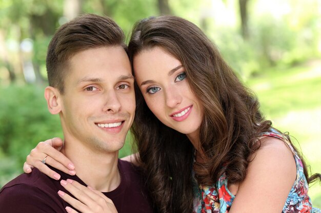 Hermosa pareja en el parque