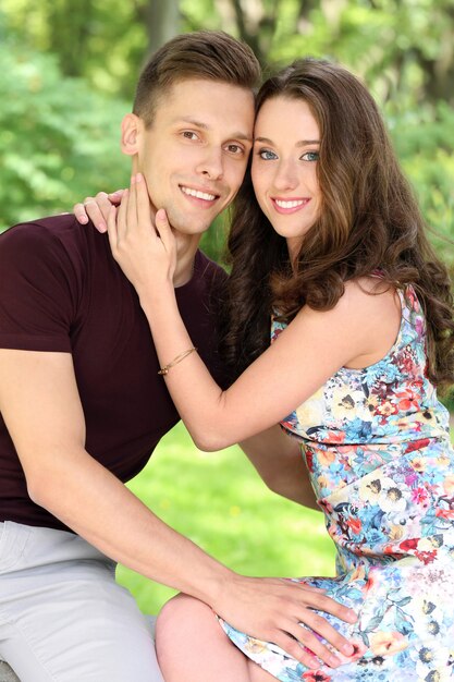 Hermosa pareja en el parque