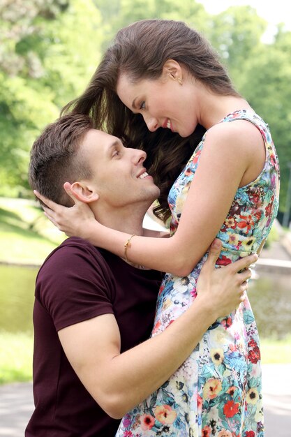 Hermosa pareja en el parque