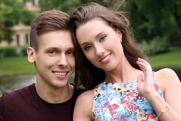 Hermosa pareja en el parque