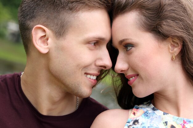 Hermosa pareja en el parque