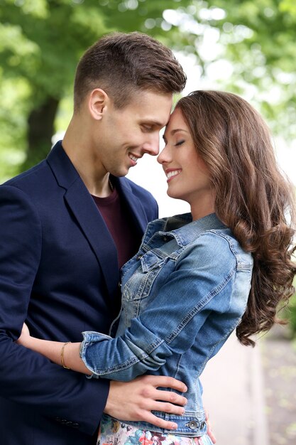 Hermosa pareja en el parque