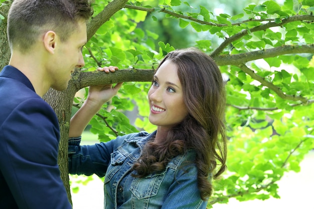 Hermosa pareja en el parque