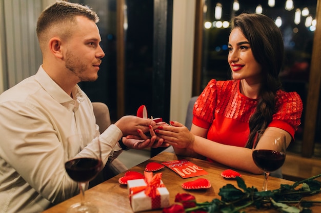 Foto gratuita hermosa pareja participando en la cena