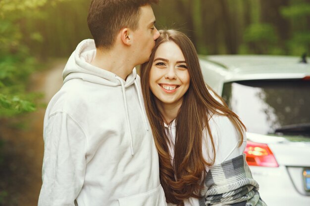 Hermosa pareja pasa tiempo en un bosque de primavera