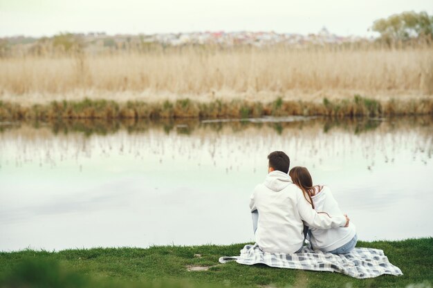 Hermosa pareja pasa tiempo en un bosque de primavera