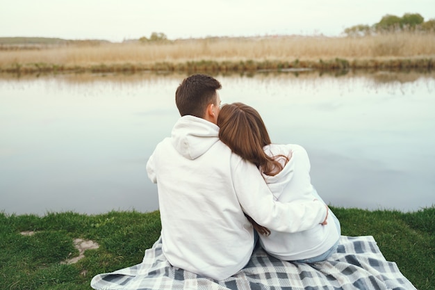 Foto gratuita hermosa pareja pasa tiempo en un bosque de primavera