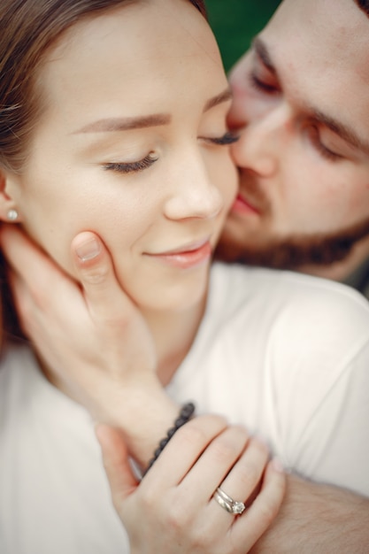 Hermosa pareja pasa tiempo en un bosque de verano