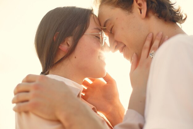 Hermosa pareja pasa tiempo en un bosque de verano