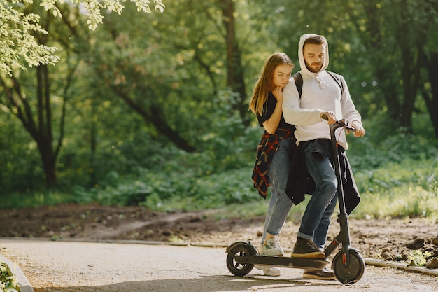 Hermosa pareja pasa tiempo en un bosque de verano