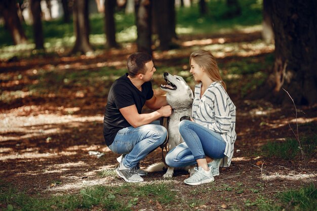 Hermosa pareja pasa tiempo en un bosque