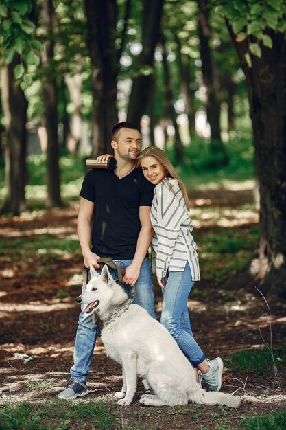 Hermosa pareja pasa tiempo en un bosque