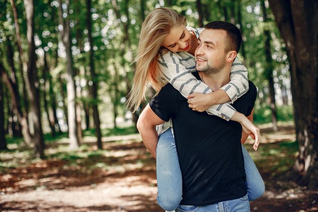 Hermosa pareja pasa tiempo en un bosque