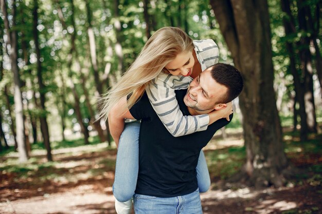 Hermosa pareja pasa tiempo en un bosque