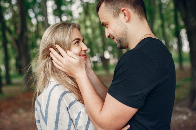 Hermosa pareja pasa tiempo en un bosque