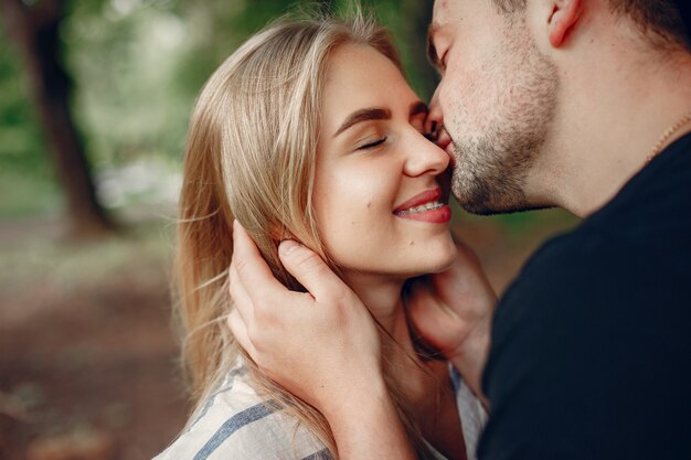 Hermosa pareja pasa tiempo en un bosque