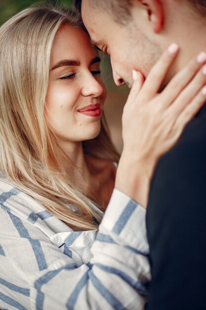 Hermosa pareja pasa tiempo en un bosque