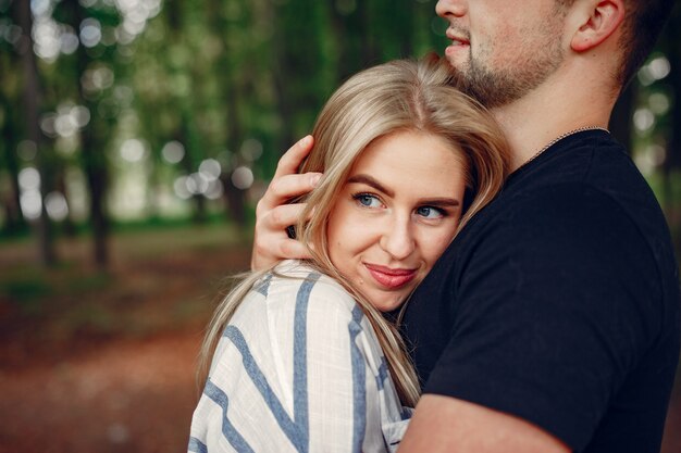 Hermosa pareja pasa tiempo en un bosque