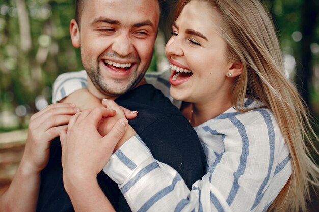 Hermosa pareja pasa tiempo en un bosque