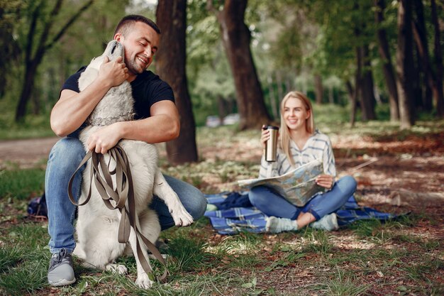 Hermosa pareja pasa tiempo en un bosque