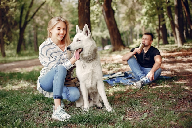 Hermosa pareja pasa tiempo en un bosque