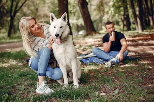 Hermosa pareja pasa tiempo en un bosque