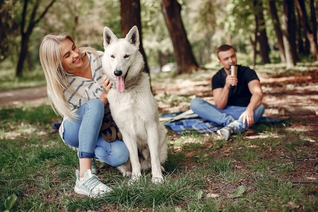 Hermosa pareja pasa tiempo en un bosque