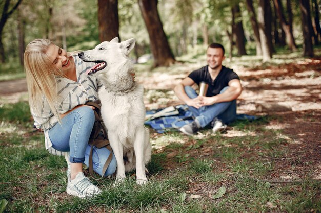 Hermosa pareja pasa tiempo en un bosque