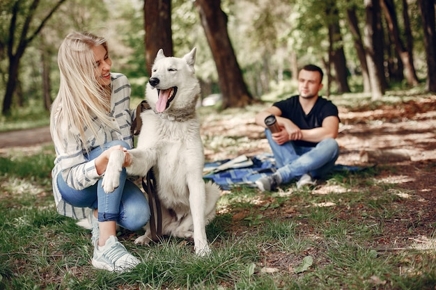 Hermosa pareja pasa tiempo en un bosque