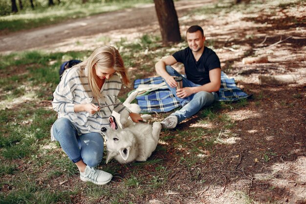 Hermosa pareja pasa tiempo en un bosque