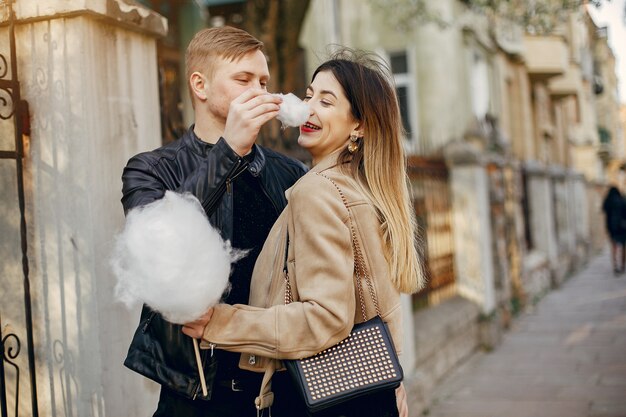 Hermosa pareja pasa tiempo en la calle.