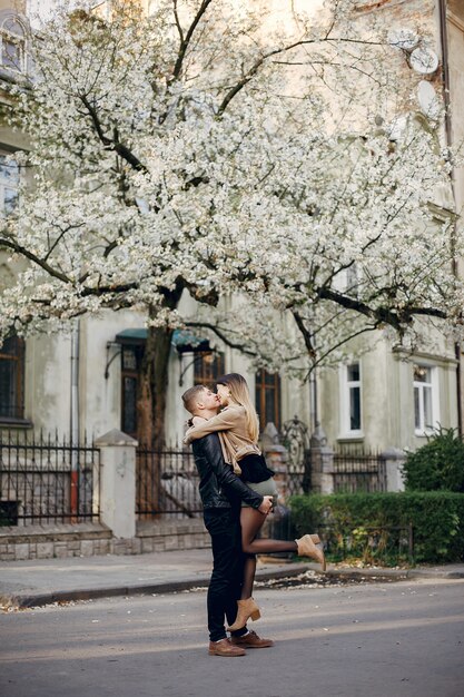 Hermosa pareja pasa tiempo en la calle.