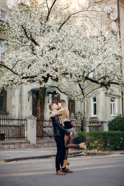 Hermosa pareja pasa tiempo en la calle.