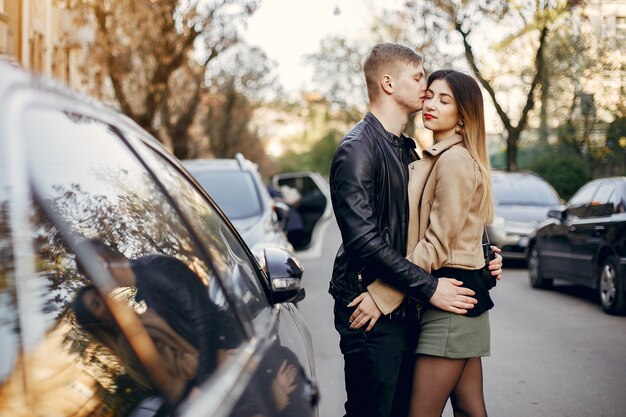 Hermosa pareja pasa tiempo en la calle.