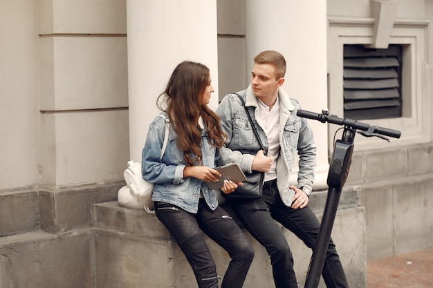 Hermosa pareja pasa tiempo en la calle