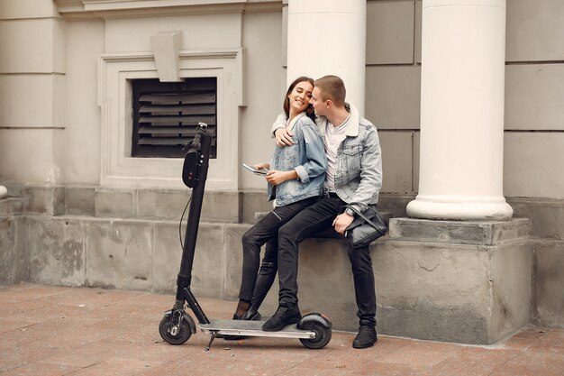 Hermosa pareja pasa tiempo en la calle