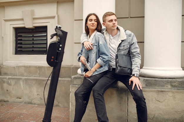 Hermosa pareja pasa tiempo en la calle