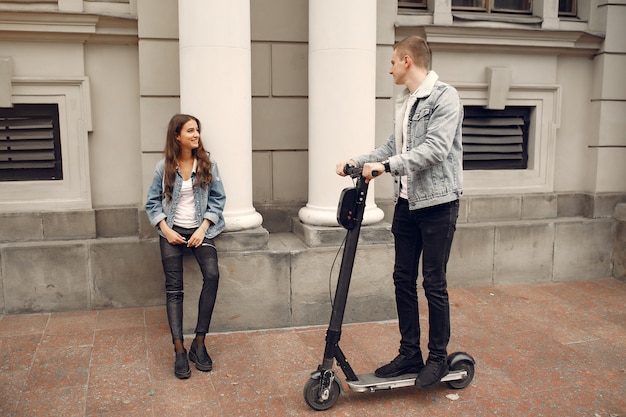 Hermosa pareja pasa tiempo en la calle