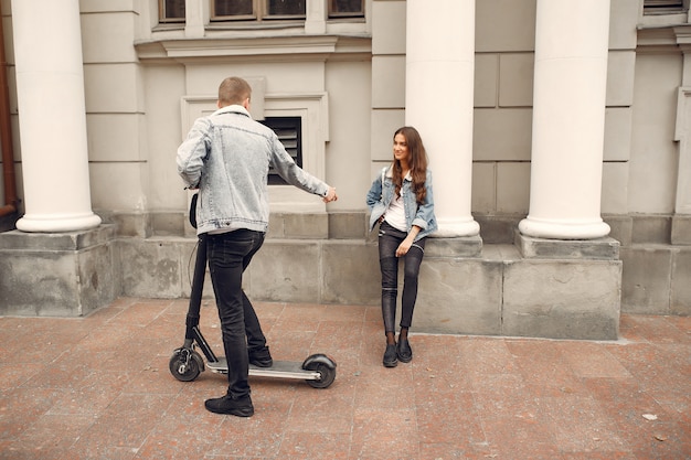 Hermosa pareja pasa tiempo en la calle