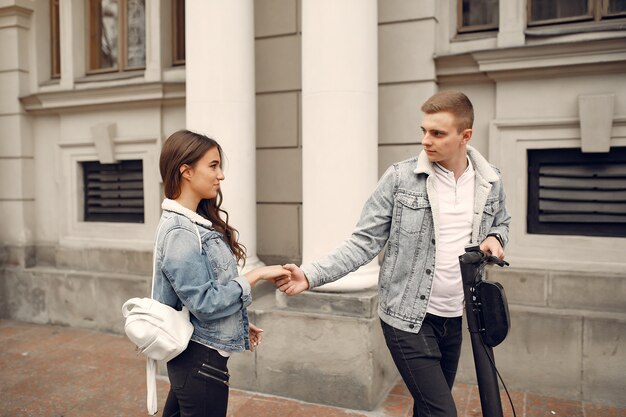 Hermosa pareja pasa tiempo en la calle