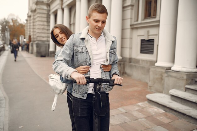 Hermosa pareja pasa tiempo en la calle