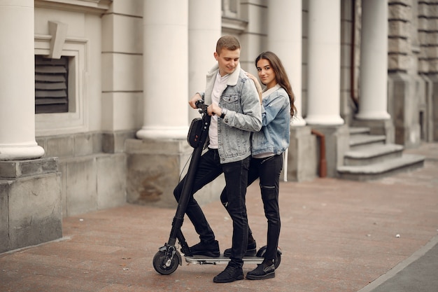 Hermosa pareja pasa tiempo en la calle