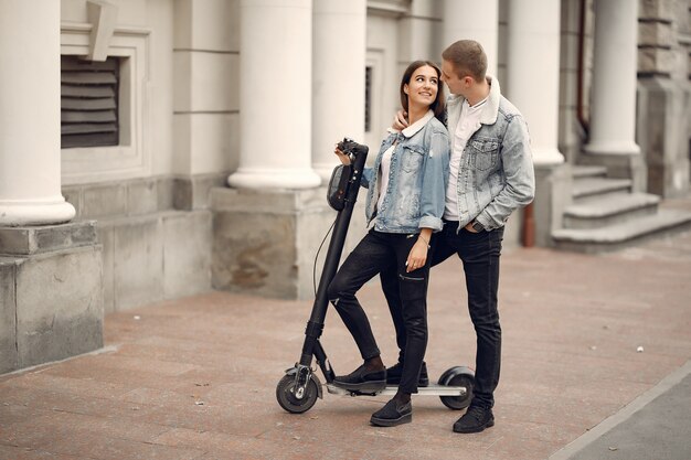 Hermosa pareja pasa tiempo en la calle