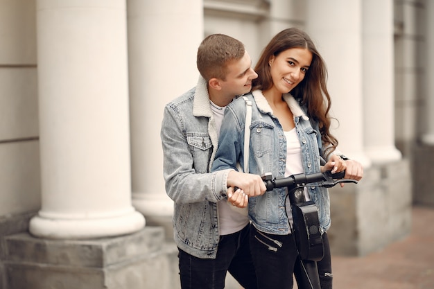 Hermosa pareja pasa tiempo en la calle