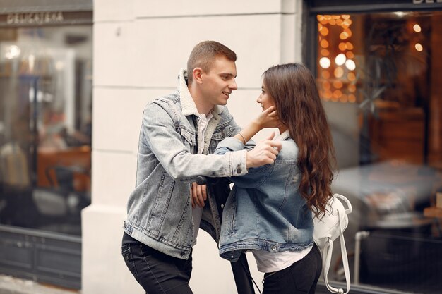 Hermosa pareja pasa tiempo en la calle