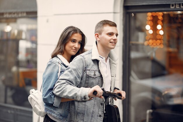 Hermosa pareja pasa tiempo en la calle